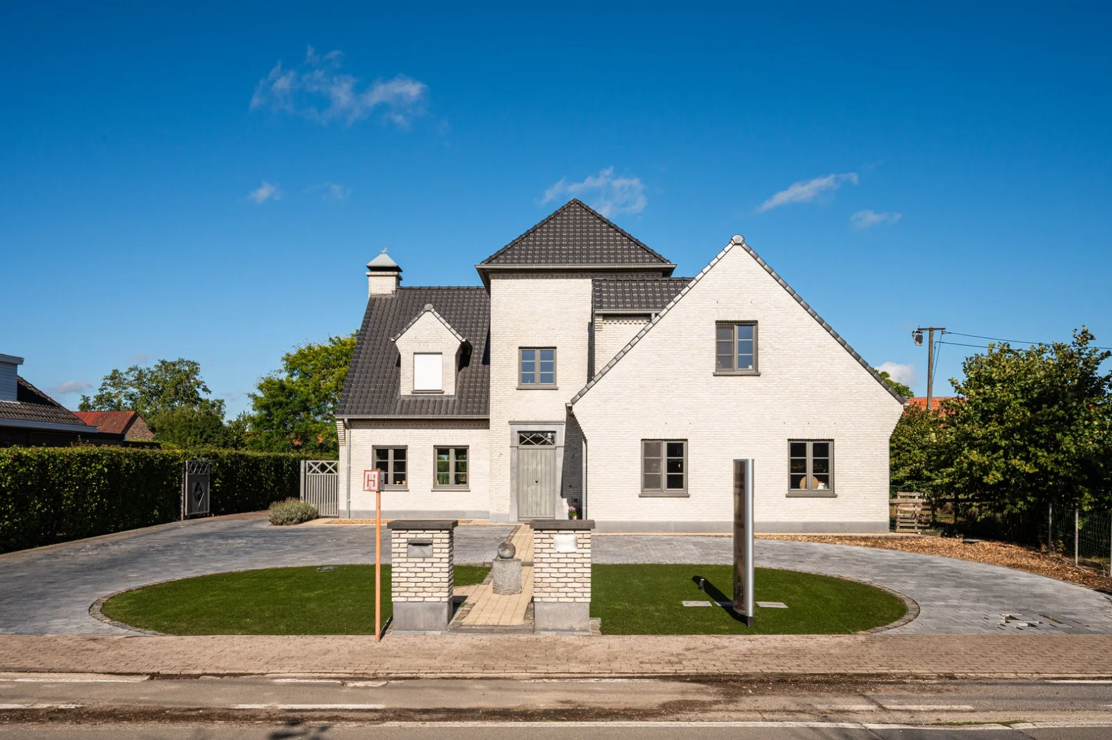 Riante villa met paardenstallen, ruime loods en weiland