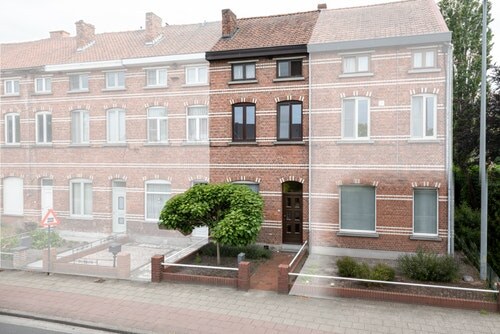 Op te frissen gesloten bebouwing, verkocht in Lievegem