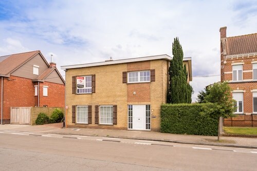Te renoveren woning met parktijkmogelijkheden, verkocht in Lievegem