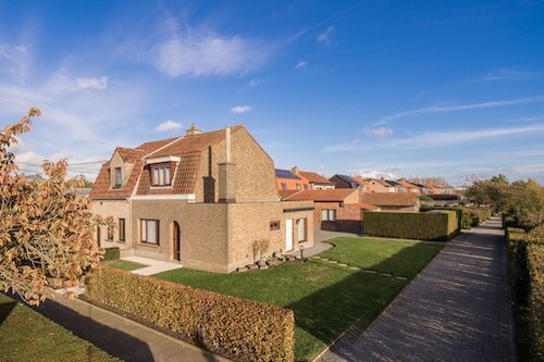 Op te frissen halfopen bebouwing, verkocht in Lievegem